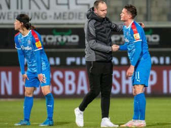 Die Kieler um Trainer Ole Werner (M.) stehen vor einem knüppeldicken Restprogramm. Foto: Stefan Puchner/dpa Die Kieler um Trainer Ole Werner (M.) stehen vor einem knüppeldicken Restprogramm. Foto: Stefan Puchner/dpa