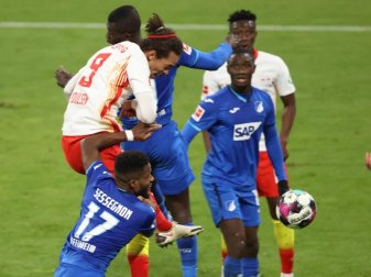 Der Leipziger Yussuf Poulsen (l) beim Torschuss. Foto: Jan Woitas/dpa-Zentralbild/dpa Der Leipziger Yussuf Poulsen (l) beim Torschuss. Foto: Jan Woitas/dpa-Zentralbild/dpa