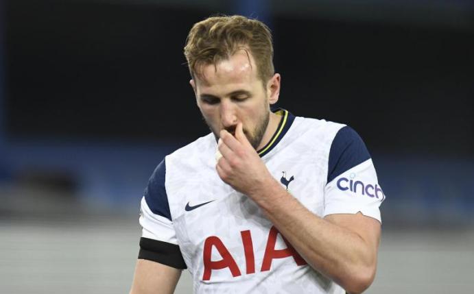 Harry Kane humpelte in der Nachspielzeit der Premier-League-Partie beim FC Everton vom Rasen. Foto: Peter Powell/Pool via AP/dpa