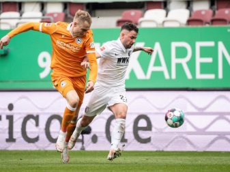Bielefelds Amos Pieper (l) und Augsburgs Marco Richter im Zweikampf um den Ball. Foto: Matthias Balk/dpa Bielefelds Amos Pieper (l) und Augsburgs Marco Richter im Zweikampf um den Ball. Foto: Matthias Balk/dpa