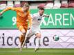 Bielefelds Amos Pieper (l) und Augsburgs Marco Richter im Zweikampf um den Ball. Foto: Matthias Balk/dpa