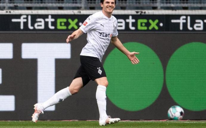 Gladbachs Jonas Hofmann jubelt nach seinem Treffer zum 2:0. Foto: Marius Becker/dpa