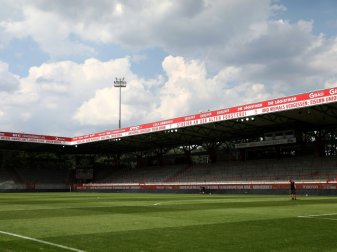 Union-Fans feiern am Stadion Union-Fans feiern am Stadion