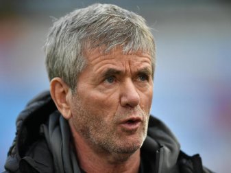 Kölns Trainer Friedhelm Funkel gibt vor dem Spiel ein Interview. Foto: Martin Meissner/AP-Pool/dpa Kölns Trainer Friedhelm Funkel gibt vor dem Spiel ein Interview. Foto: Martin Meissner/AP-Pool/dpa