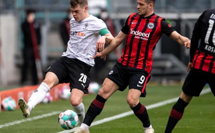 Gladbachs Matthias Ginter (l) und Frankfurts Luka Jovic kämpfen an der Seitenlinie um den Ball. Foto: Marius Becker/dpa