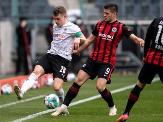 Gladbachs Matthias Ginter (l) und Frankfurts Luka Jovic kämpfen an der Seitenlinie um den Ball. Foto: Marius Becker/dpa Gladbachs Matthias Ginter (l) und Frankfurts Luka Jovic kämpfen an der Seitenlinie um den Ball. Foto: Marius Becker/dpa