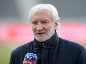Bayer Leverkusens Geschäftsführer Sport, Rudi Völler, gibt dem TV-Sender Sky ein Interview. Foto: Soeren Stache/dpa-Zentralbild/Pool/dpa Bayer Leverkusens Geschäftsführer Sport, Rudi Völler, gibt dem TV-Sender Sky ein Interview. Foto: Soeren Stache/dpa-Zentralbild/Pool/dpa