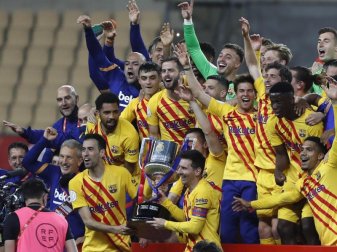 Spieler des FC Barcelona jubeln mit der Trophäe. Foto: Angel Fernandez/AP/dpa Spieler des FC Barcelona jubeln mit der Trophäe. Foto: Angel Fernandez/AP/dpa