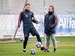 Könnten ab Herbst bei der Nationalmannschaft wieder aufeinandertreffen: Torwart Manuel Neuer (l) und Trainer Hansi Flick. Foto: Matthias Balk/dpa