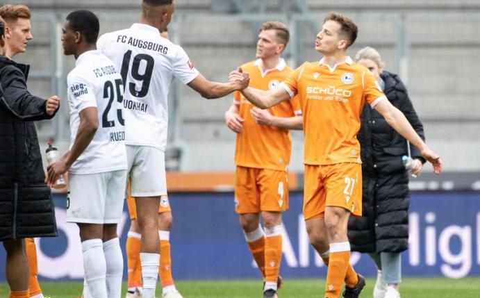 Der FC Augsburg und Arminia Bielefeld trennten sich mit einem 0:0. Foto: Matthias Balk/dpa
