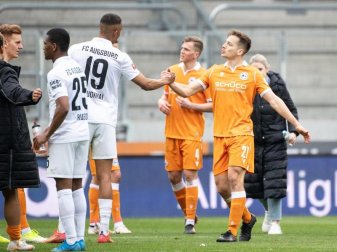 Der FC Augsburg und Arminia Bielefeld trennten sich mit einem 0:0. Foto: Matthias Balk/dpa Der FC Augsburg und Arminia Bielefeld trennten sich mit einem 0:0. Foto: Matthias Balk/dpa
