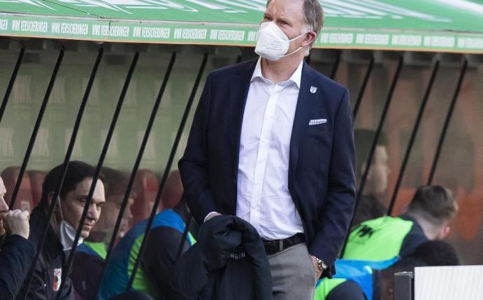 Stefan Reuter sieht die Augsburger fast schon in Quarantäne. Foto: Tom Weller/dpa