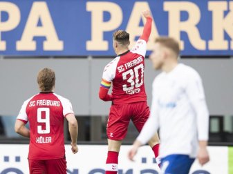 Freiburgs Christian Günter (M) traf gegen den FC Schalke 04 gleich doppelt. Foto: Tom Weller/dpa Freiburgs Christian Günter (M) traf gegen den FC Schalke 04 gleich doppelt. Foto: Tom Weller/dpa