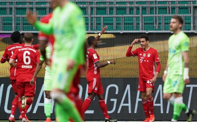 Jamal Musiala (2.v.r) war überragend beim Sieg des FC Bayern in Wolfsburg. Foto: Michael Sohn/AP-POOL/dpa