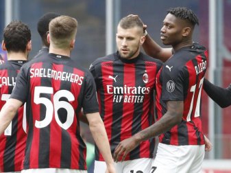 Milans Ante Rebic (2.v.r.) jubelt mit seinen Teamkollegen über den Treffer zum 1:0. Foto: Antonio Calanni/AP/dpa/Archivbild Milans Ante Rebic (2.v.r.) jubelt mit seinen Teamkollegen über den Treffer zum 1:0. Foto: Antonio Calanni/AP/dpa/Archivbild
