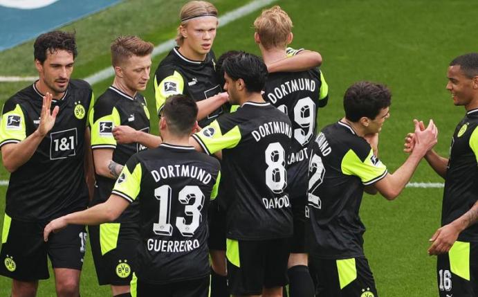 Dortmunds Spieler feiern das Tor zum 3:1 durch Stürmer-Star Erling Haaland. Foto: Friedemann Vogel/EPA-Pool/dpa