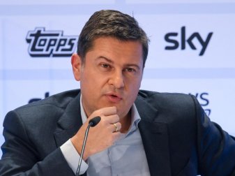 Christian Seifert, Sprecher des Präsidiums der DFL Deutsche Fußball Liga e.V., spricht auf einer Pressekonferenz. Foto: Arne Dedert/dpa Christian Seifert, Sprecher des Präsidiums der DFL Deutsche Fußball Liga e.V., spricht auf einer Pressekonferenz. Foto: Arne Dedert/dpa