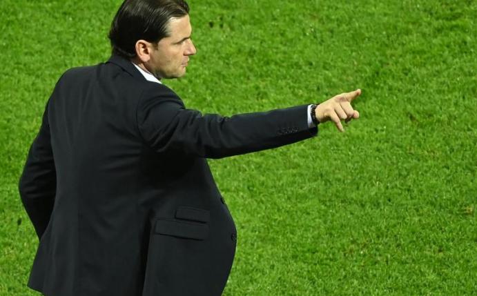 Der Schweizer Trainer von Young Boys, Gerardo Seoane, gestikuliert an der Seitenlinie. Foto: Ina Fassbender/AFP POOL/dpa