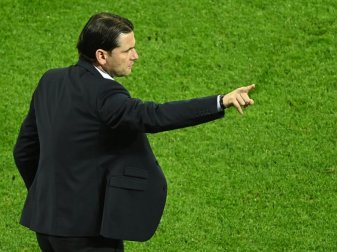 Der Schweizer Trainer von Young Boys, Gerardo Seoane, gestikuliert an der Seitenlinie. Foto: Ina Fassbender/AFP POOL/dpa Der Schweizer Trainer von Young Boys, Gerardo Seoane, gestikuliert an der Seitenlinie. Foto: Ina Fassbender/AFP POOL/dpa