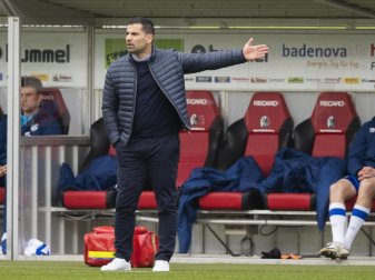 Will sich nicht mit dem Szanarium eines Abstiegs beschäftigen: Schalkes Trainer Dimitrios Grammozis gestikuliert. Foto: Tom Weller/dpa Will sich nicht mit dem Szanarium eines Abstiegs beschäftigen: Schalkes Trainer Dimitrios Grammozis gestikuliert. Foto: Tom Weller/dpa