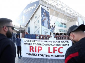 Fans protestierten vor dem Spiel von Leeds United gegen den FC Liverpool gegen die geplante Super League. Foto: Zac Goodwin/PA Wire/dpa