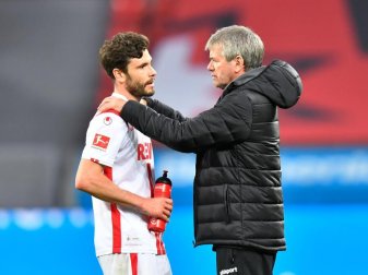 Kölns Trainer Friedhelm Funkel setzt auf seinen Kapitän Jonas Hector. Foto: Martin Meissner/AP-Pool/dpa