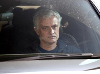 Wird bei den Spurs durch Nachwuchscoach Ryan Mason abgelöst: Jose Mourinho verlässt im Auto den Londoner Club. Foto: Jonathan Brady/PA Wire/dpa