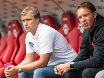 Leipzig-Coach Julian Nagelsmann (r) und Sportdirektor Markus Krösche. Foto: Robert Michael/dpa-Zentralbild/dpa