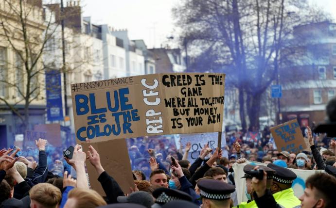 Fans protestieren in London gegen die Super League