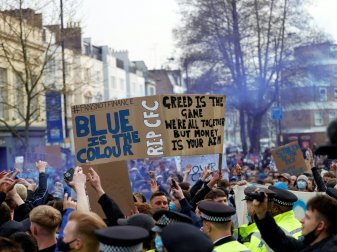 Fans protestieren in London gegen die Super League Fans protestieren in London gegen die Super League
