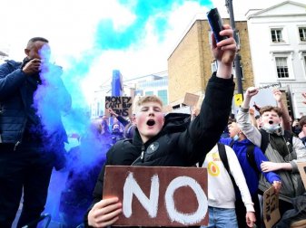 Fans vom FC Chelsea protestieren gegen die geplante Super League. Foto: Ian West/PA Wire/dpa Fans vom FC Chelsea protestieren gegen die geplante Super League. Foto: Ian West/PA Wire/dpa