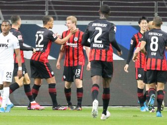 Frankfurt schlägt den FC Augsburg mit 2:0 Frankfurt schlägt den FC Augsburg mit 2:0