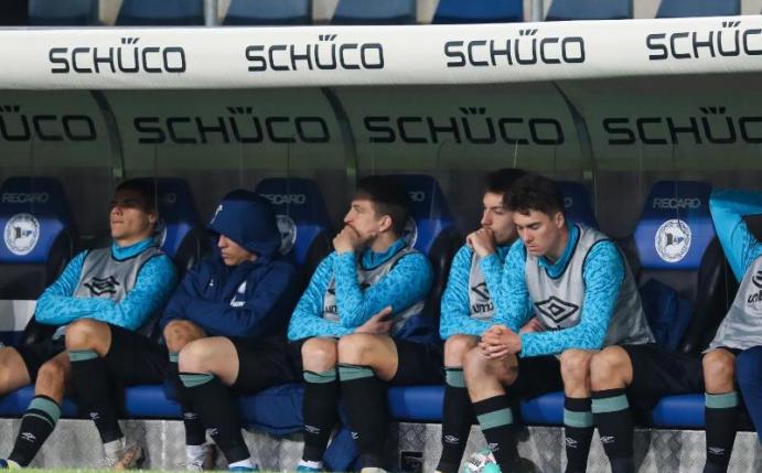 Perfekt: Nach der Niederlage in Bielefeld ist Schalke 04 zum vierten Mal in der Club-Geschichte abgestiegen. Foto: Friso Gentsch/dpa Pool/dpa