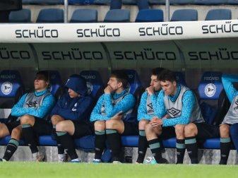 Perfekt: Nach der Niederlage in Bielefeld ist Schalke 04 zum vierten Mal in der Club-Geschichte abgestiegen. Foto: Friso Gentsch/dpa Pool/dpa Perfekt: Nach der Niederlage in Bielefeld ist Schalke 04 zum vierten Mal in der Club-Geschichte abgestiegen. Foto: Friso Gentsch/dpa Pool/dpa