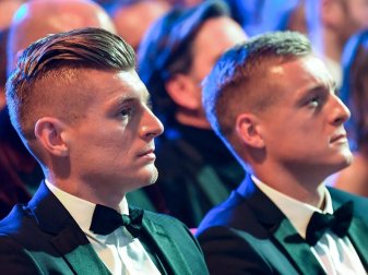 Toni Kroos (l) und sein Bruder Felix betreiben gemeinsam den Podcast «Einfach mal Luppen». Foto: Britta Pedersen/dpa-Zentralbild/dpa Toni Kroos (l) und sein Bruder Felix betreiben gemeinsam den Podcast «Einfach mal Luppen». Foto: Britta Pedersen/dpa-Zentralbild/dpa