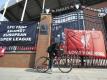 Am Anfield Stadion in Liverpool hängen Protesttransparente von Fans gegen die Super League. Foto: Peter Byrne/PA via AP/dpa