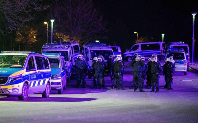 Polizeibeamte im Einsatz vor der Veltins-Arena, nachdem Spieler nach der Rückkehr mit «massiven Aggressionen» konfrontiert wurden. Foto: Fabian Strauch/dpa