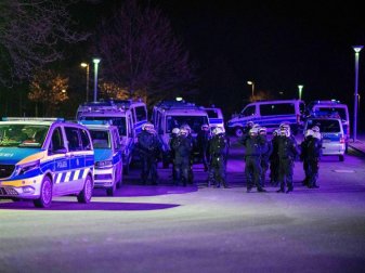 Polizeibeamte im Einsatz vor der Veltins-Arena, nachdem Spieler nach der Rückkehr mit «massiven Aggressionen» konfrontiert wurden. Foto: Fabian Strauch/dpa Polizeibeamte im Einsatz vor der Veltins-Arena, nachdem Spieler nach der Rückkehr mit «massiven Aggressionen» konfrontiert wurden. Foto: Fabian Strauch/dpa