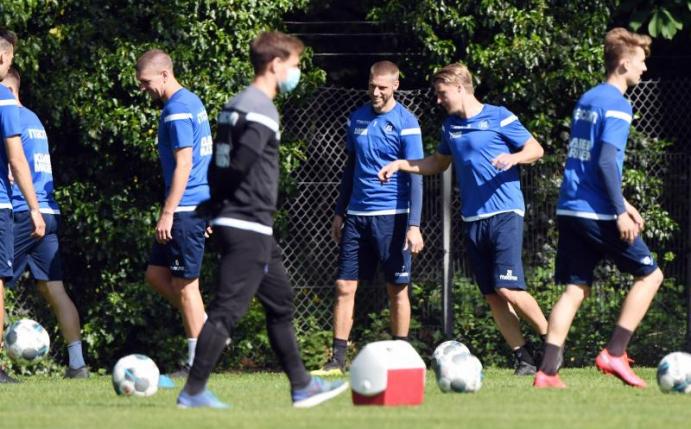 Spieler des Karlsruher SC beim Training. Foto: Uli Deck/dpa