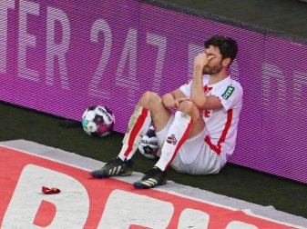 Jonas Hector vom FC Köln sitzt nach dem Spiel an einer Bande. Foto: Federico Gambarini/dpa