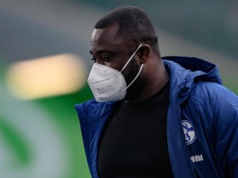 Reagierte sehr emotional auf den Schalker Abstieg: Gerald Asamoah. Foto: Swen Pförtner/dpa Reagierte sehr emotional auf den Schalker Abstieg: Gerald Asamoah. Foto: Swen Pförtner/dpa