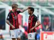 Die beiden ehemaligen Bundesliga-Profis Simon Kjaer (l) und Hakan Calhanoglu mussten mit dem AC Mailand eine Heimpleite hinnehmen. Foto: Spada/LaPresse via ZUMA Press/dpa
