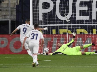 Karim Benzema (l) von Real Madrid erzielt das zweite Tor seiner Mannschaft. Foto: Jose Breton/AP/dpa Karim Benzema (l) von Real Madrid erzielt das zweite Tor seiner Mannschaft. Foto: Jose Breton/AP/dpa