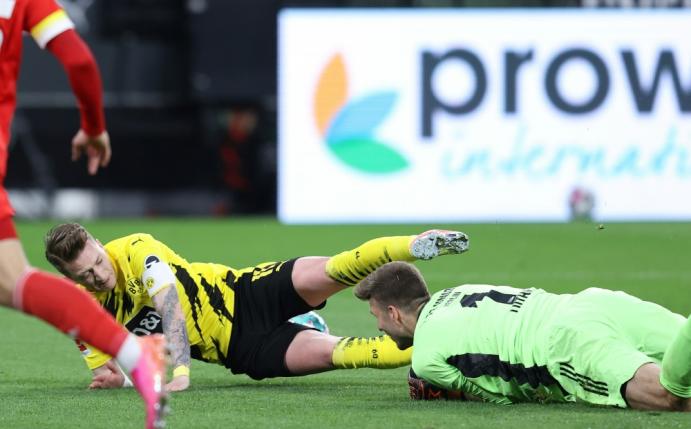 Andreas Luthe foulte Reus im Auge des Schiedsrichters