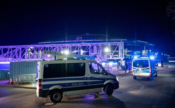 Laut Polizei wurde das Schalke-Team von 500 bis 600 Anhängern empfangen und zum Teil mit «massiven Aggressionen» konfrontiert. Foto: Fabian Strauch/dpa