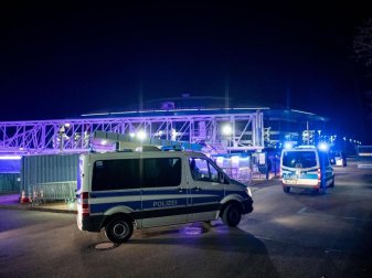 Laut Polizei wurde das Schalke-Team von 500 bis 600 Anhängern empfangen und zum Teil mit «massiven Aggressionen» konfrontiert. Foto: Fabian Strauch/dpa Laut Polizei wurde das Schalke-Team von 500 bis 600 Anhängern empfangen und zum Teil mit «massiven Aggressionen» konfrontiert. Foto: Fabian Strauch/dpa
