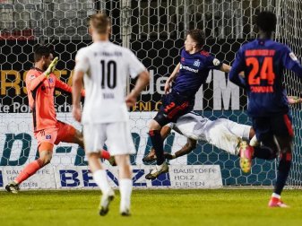 Daniel Keita Ruel (r) sorgte bei Sandhausens Sieg gegen den HSV für die Vorentscheidung. Foto: Uwe Anspach/dpa Daniel Keita Ruel (r) sorgte bei Sandhausens Sieg gegen den HSV für die Vorentscheidung. Foto: Uwe Anspach/dpa