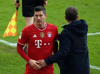 Bayern-Trainer Hansi Flick kann in Mainz wieder seinen Stürmer Robert Lewandowski auf das Feld schicken. Foto: Matthias Balk/dpa POOL/dpa