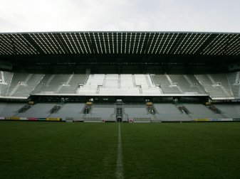 Tivoli-Stadion: Fans stecken Dachkonstruktion in Brand Tivoli-Stadion: Fans stecken Dachkonstruktion in Brand