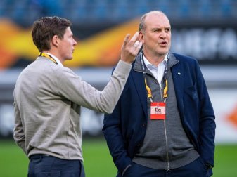 Haben mit Wolfsburg weiter die Königsklasse im Blick: Geschäftsführer Jörg Schmadtke (r) und Trainer Oliver Glasner. Foto: Guido Kirchner/dpa Haben mit Wolfsburg weiter die Königsklasse im Blick: Geschäftsführer Jörg Schmadtke (r) und Trainer Oliver Glasner. Foto: Guido Kirchner/dpa